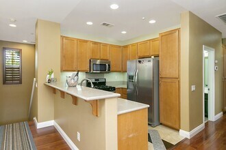 247 Calle del Sol in Vista, CA - Foto de edificio - Building Photo