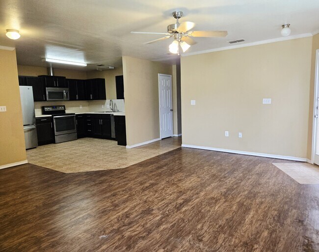 612 N Englewood Ave in Lubbock, TX - Foto de edificio - Building Photo