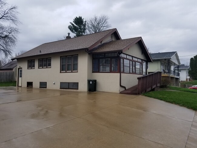 2221 Main St in Cedar Falls, IA - Building Photo - Building Photo