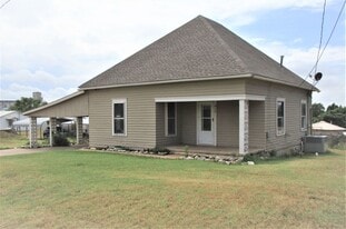 417 HUNT in Hydro, OK - Building Photo