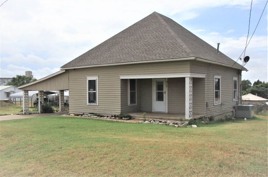 417 HUNT in Hydro, OK - Building Photo