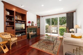 1395 Caminito Floreo in La Jolla, CA - Foto de edificio - Building Photo