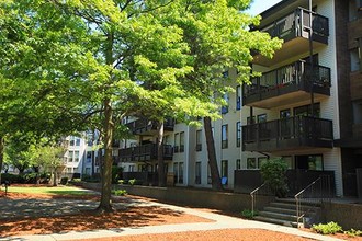 Village Green Apartments in Kent, WA - Foto de edificio - Building Photo