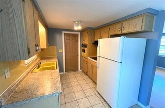 7335 Ashwood Dr in Port Richey, FL - Foto de edificio - Building Photo