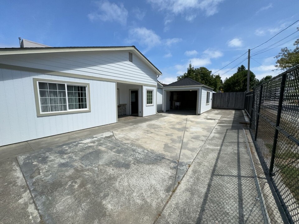 4029 Walnut Dr in Eureka, CA - Building Photo