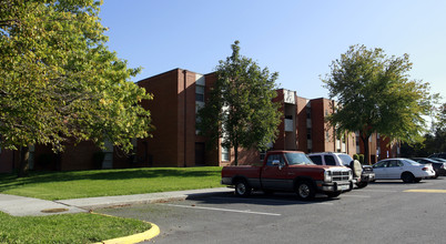 Orchardcrest Apartments in Winchester, VA - Building Photo - Building Photo