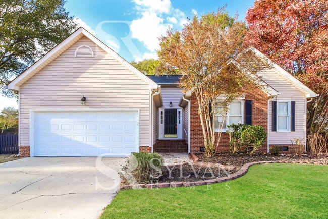 12 Fallon Way in Fountain Inn, SC - Foto de edificio - Building Photo