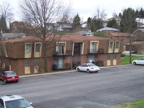 Jamestowne Village in Bridgeport, WV - Building Photo - Building Photo