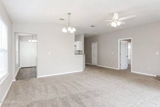 7485 International Village Dr in Jacksonville, FL - Building Photo - Building Photo