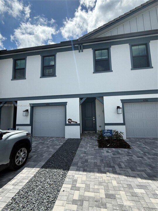 4286 Efendi Dr in Lantana, FL - Building Photo