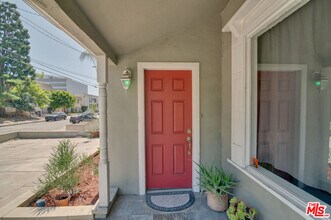 10829 Kling St in Los Angeles, CA - Building Photo - Building Photo