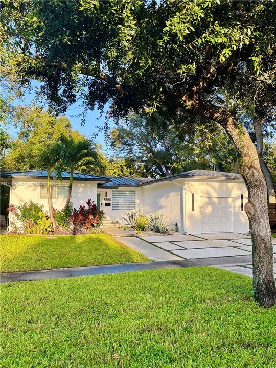 330 NE 88th St in El Portal, FL - Foto de edificio