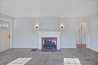 1377 Collinsdale Ave in Cincinnati, OH - Foto de edificio - Building Photo