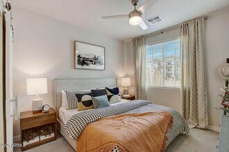 28201 N Black Cyn Hwy in Phoenix, AZ - Foto de edificio - Building Photo