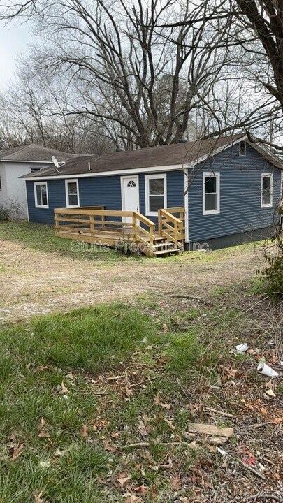 2410 Veterans Dr in Florence, AL - Building Photo