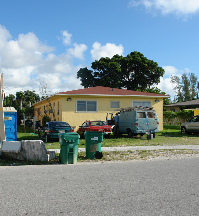 1355 NE 111th St in Miami, FL - Foto de edificio - Building Photo