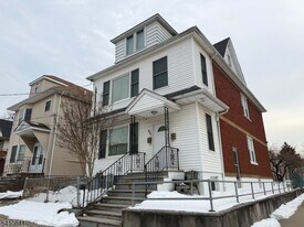 557 Gregory Ave in Passaic, NJ - Building Photo