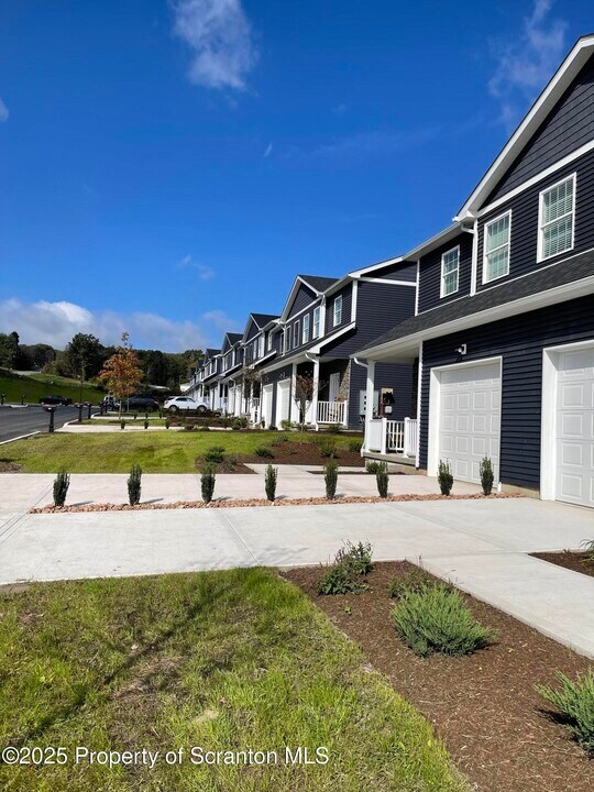 406 Felts St in Taylor, PA - Building Photo