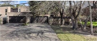 4560 Bellaire Blvd in Bellaire, TX - Building Photo