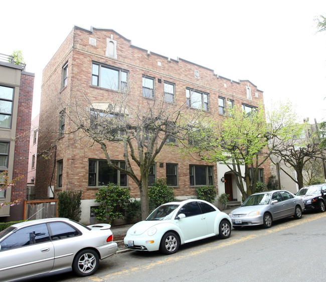 Daphne Apartments in Seattle, WA - Building Photo - Building Photo