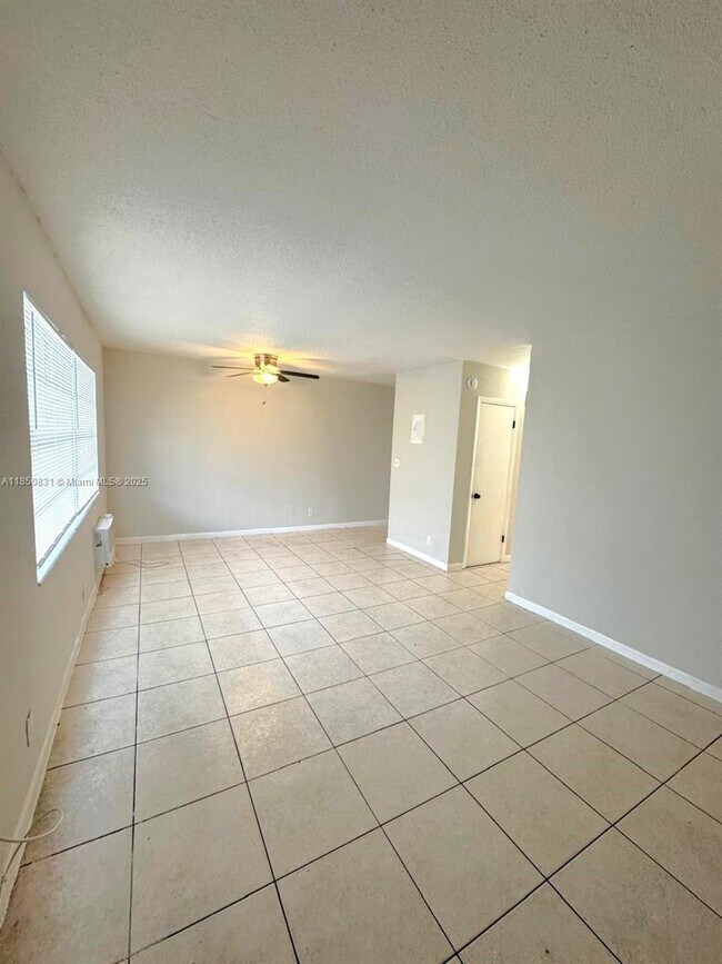 325 NW 15th St in Pompano Beach, FL - Building Photo - Building Photo