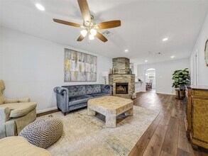 5006 Saxon Dr in Houston, TX - Building Photo - Building Photo