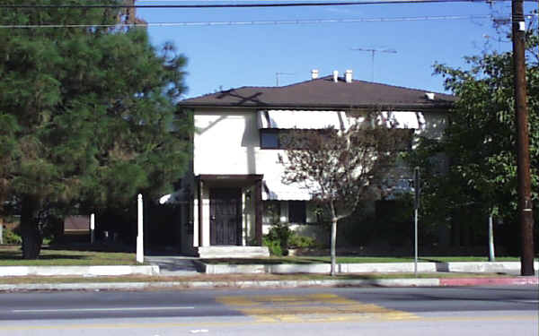 12205 Burbank Blvd in North Hollywood, CA - Foto de edificio - Building Photo