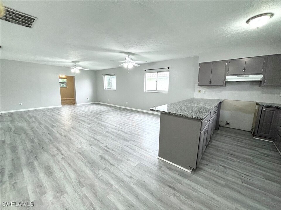 1720 SW Santa Barbara Pl in Cape Coral, FL - Building Photo
