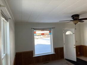 327 5th Ave, Unit APARTMENT #2 in Baraboo, WI - Foto de edificio - Building Photo