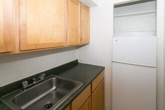 562 W Arlington Pl, Unit 603 in Chicago, IL - Building Photo - Building Photo