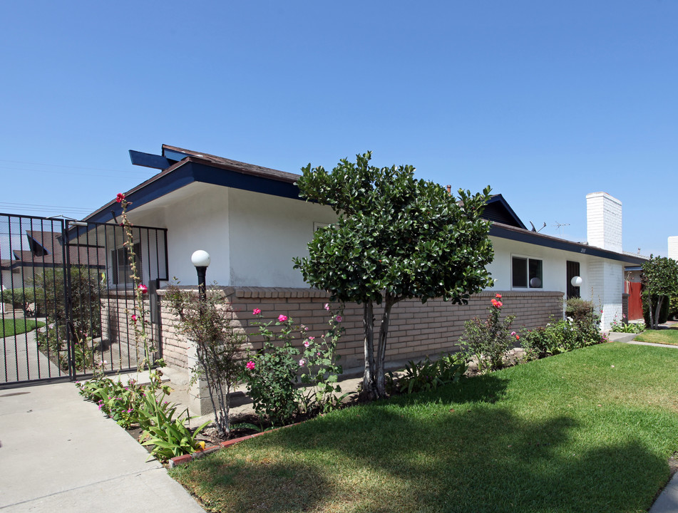 2133 E Almont Ave in Anaheim, CA - Building Photo