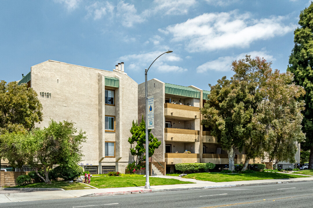 12121-12141 Centralia St in Lakewood, CA - Building Photo