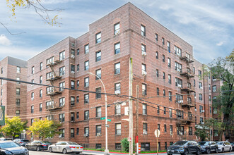 Commonwealth Apartments in Rego Park, NY - Foto de edificio - Primary Photo