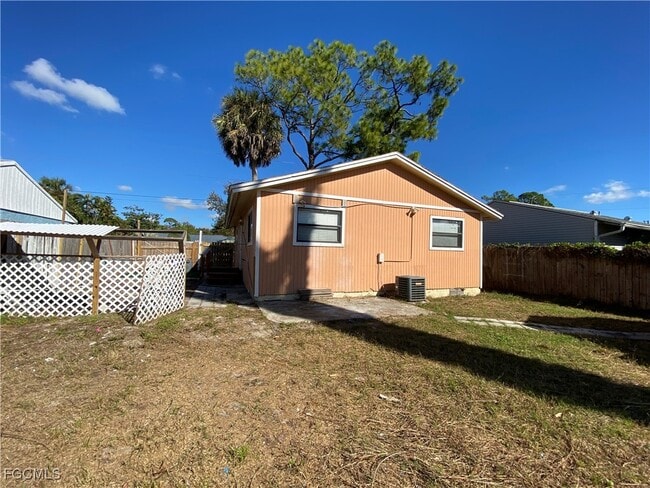 537 Sacramento St in North Fort Myers, FL - Building Photo - Building Photo