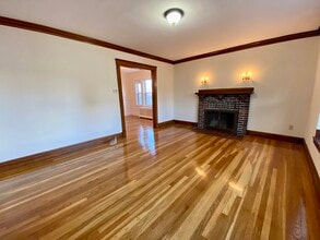 9 Jonathan St, Unit 1 in Belmont, MA - Foto de edificio - Building Photo