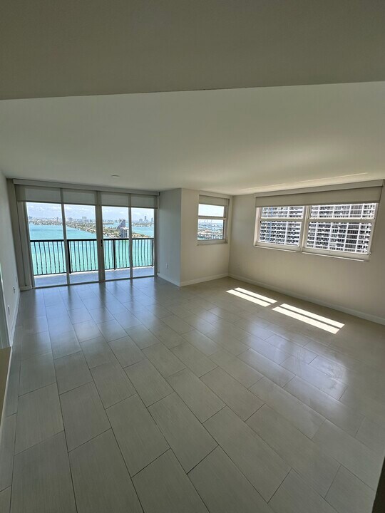 221 NE 19th St, Unit B2 in Miami, FL - Building Photo