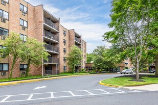Menlo Manor in Edison, NJ - Building Photo
