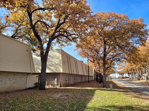 Cherry Circle Apartments in Arlington, TX - Building Photo - Building Photo