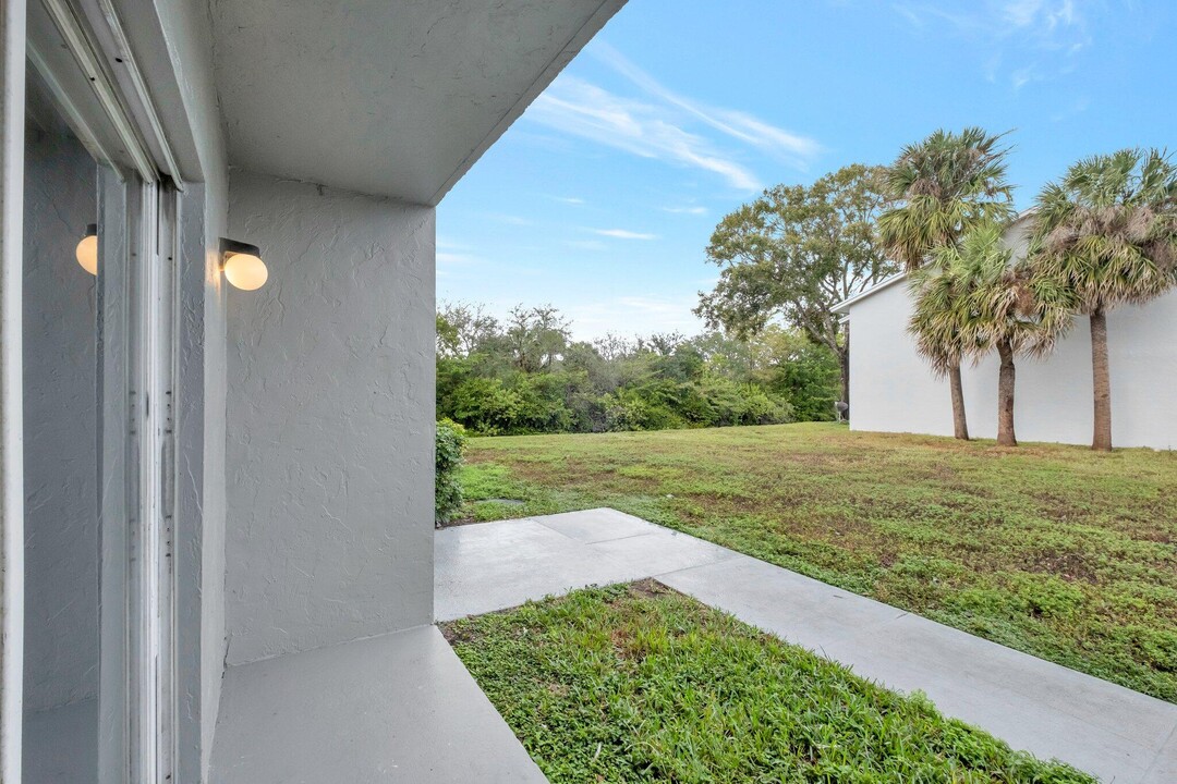 1153 Lake Victoria Dr in West Palm Beach, FL - Building Photo