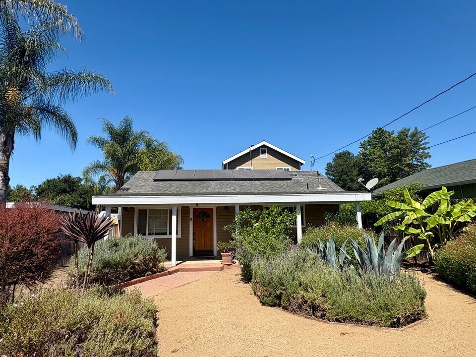 133 Prospect St in Oak View, CA - Building Photo