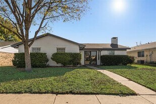 2218 Meadowglen Dr in Garland, TX - Building Photo