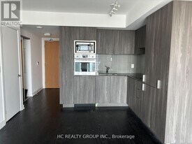 11 Wellesley St W in Toronto, ON - Building Photo