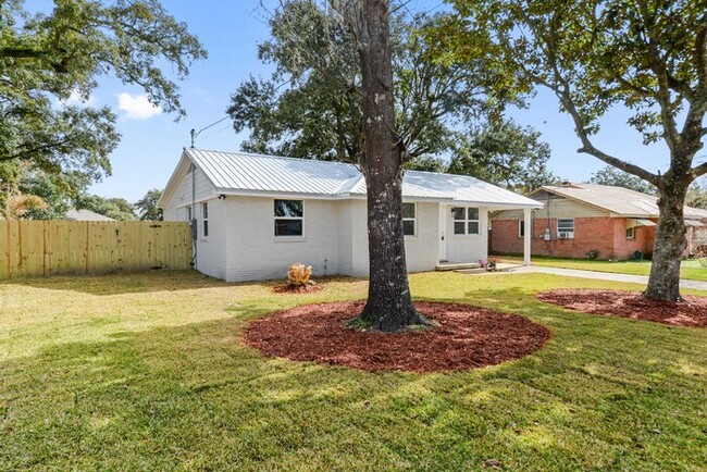162 Holiday Ave in Pass Christian, MS - Building Photo - Building Photo