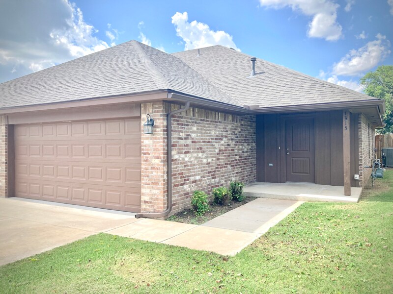 1315 E Ash St in El Reno, OK - Building Photo