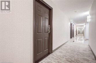 1270 Maple Crossing Blvd in Burlington, ON - Building Photo - Building Photo
