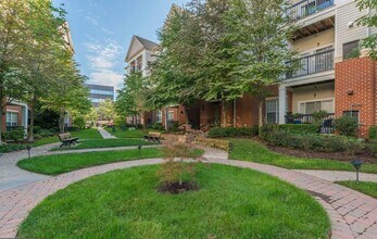 11355 Aristotle Dr in Fairfax, VA - Foto de edificio - Building Photo