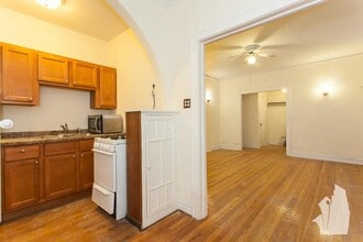 429 W Surf St, Unit 1B in Chicago, IL - Foto de edificio - Building Photo