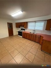 910 Fern Ln in Victoria, TX - Building Photo - Building Photo