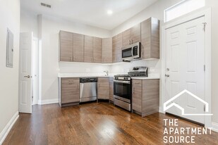 2945 W Diversey Ave, Unit 2E in Chicago, IL - Building Photo