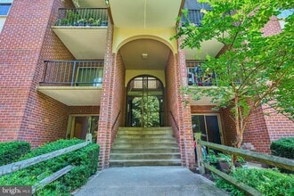 8302 Tobin Rd, Unit 11 in Annandale, VA - Building Photo - Building Photo